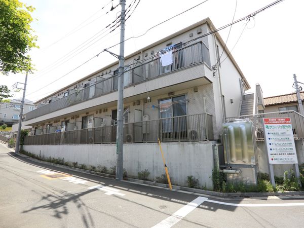 明るい日差しの建物外観