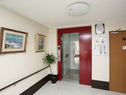 廊下とエレベーターのドア