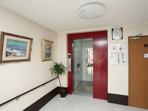 廊下とエレベーターのドア