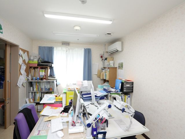 多機能なスタッフルーム 事務室 整理整頓された資料が並ぶ衛生的なオフィスで、毎日の業務が快適に行えます。様々な仕事用具が整えられており、効率的な作業環境が整っています。