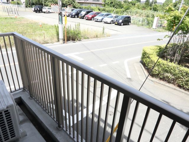 施設からの景観バルコニー 近隣風景 開放的なバルコニーからは、心地よい風が吹き抜け、明るい日差しが差し込む快適な空間です。