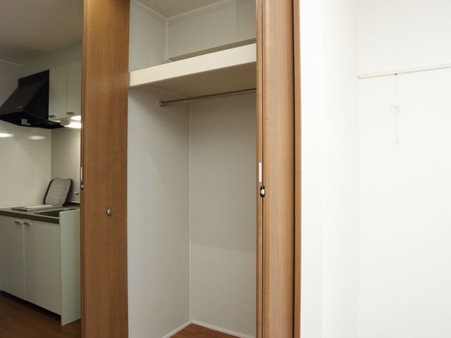整理された広々としたクローゼット 居室 ゆとりのあるクローゼットは衣類や日用品をたっぷりと収納でき、整理整頓がしやすくなっています。