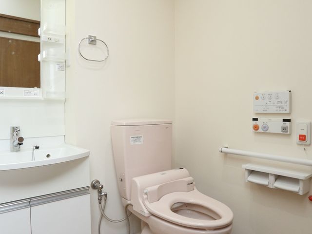 清潔なトイレスペース トイレ 清潔で使いやすいトイレは、手すりや洗面台も整っており、日々の快適さを支えます。安心してご就業いただける環境が整っています。
