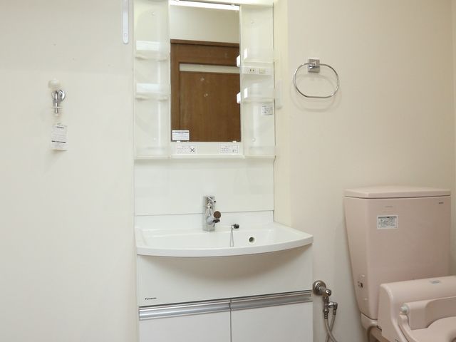 洗面台とトイレのある部屋 トイレ内洗面台 快適にお使いいただける清潔感のあふれる洗面台です。手すりも完備しており、安心してご利用いただけます。