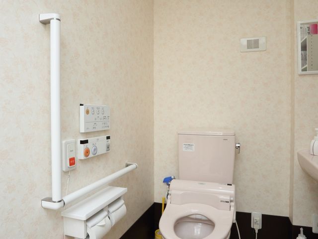 バリアフリートイレ設備 トイレ 安全に配慮されたトイレの手すりは、立ち上がりや動作をサポートします。清潔感のあふれる個室は、安心してご利用いただける空間です。