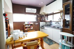 家庭的な空間のキッチン