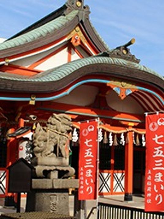 神社の鳥居と獅子像