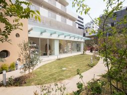 緑あふれる施設の外観