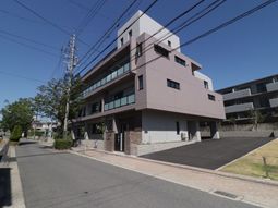 多階層のモダンな建物