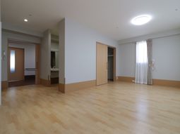 広々とした明るい居室