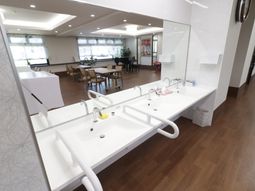 清潔な洗面台と広い空間