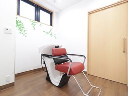 赤いチェアのある明るい部屋