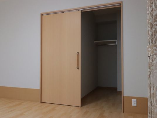 シンプルな居室のクローゼット