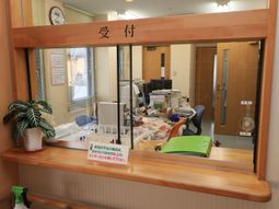 受付カウンターと掲示物