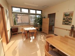 明るいラウンジエリア