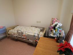 居室の様子を捉えた場面