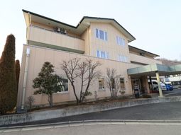 明るい施設の外観