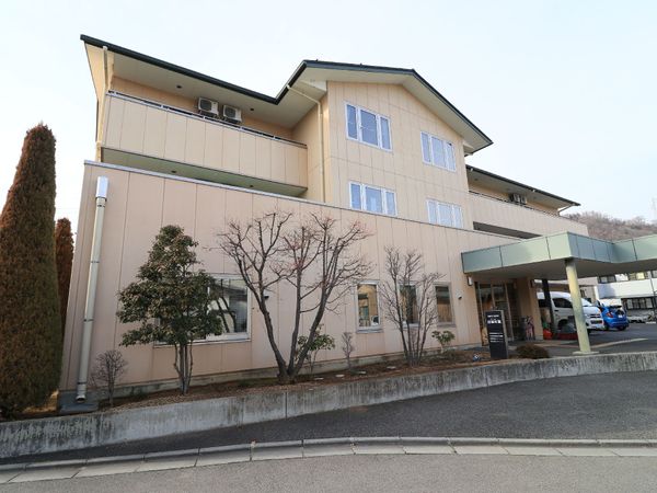明るい施設の外観