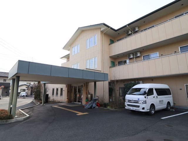  明るい建物のエントランス 