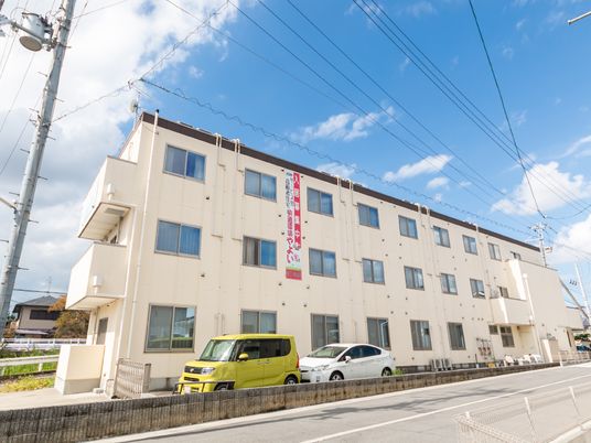 明るい日差しの外観