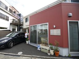 赤い壁の建物外観