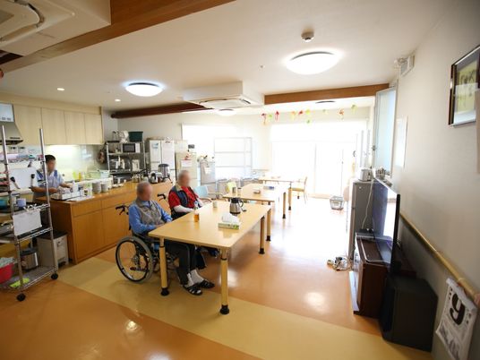 居室で過ごす人々
