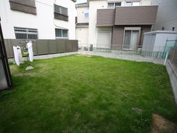 広々とした緑の庭