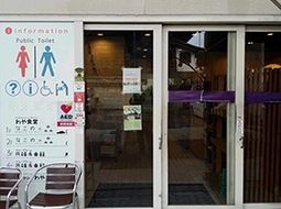 情報案内板と玄関ドア