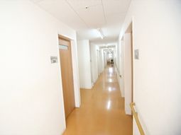 明るい廊下と部屋の入り口