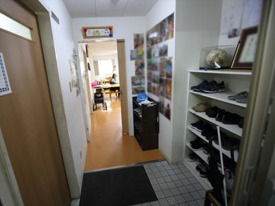 廊下の先に明るい空間