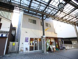 外の看板が目印の建物