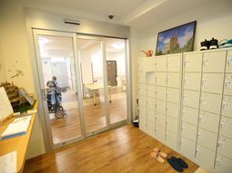 廊下とロッカーのある空間