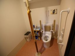 手すり付きのトイレ空間
