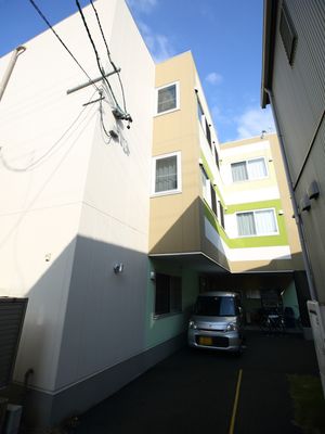 多階建ての建物と駐車場