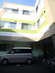 明るい色彩の建物外観