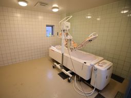 介護用浴槽とリフト機器