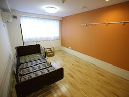 暖色の壁とベッドの部屋