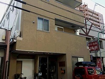 淡い色の建物エントランス