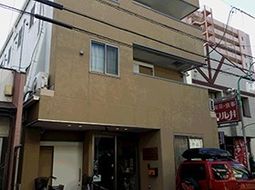 茶色い外壁の建物外観