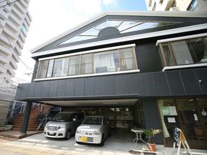 黒と白の施設の外観