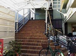 明るい雰囲気のエントランス