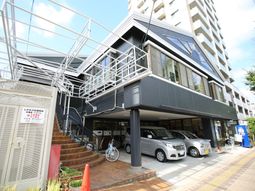 モダンな建物のエントランス