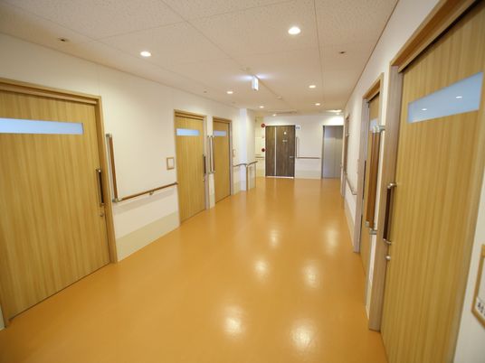 木目調の扉が並ぶ廊下