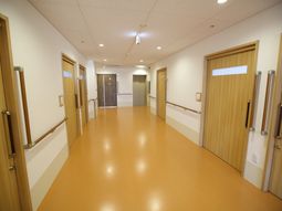 明るく清潔な廊下