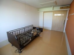 明るい居室のベッド