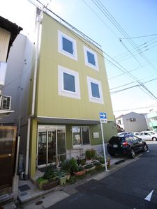 明るい外観の建物エントランス