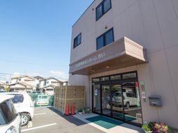 建物正面のエントランス