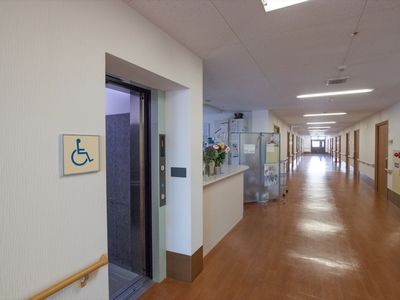 廊下とエレベーターの風景