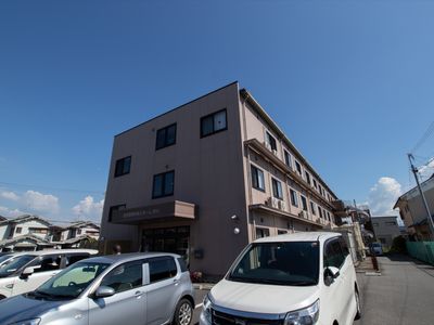 モダンな施設の外観