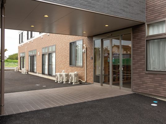 エントランスの明るい外観